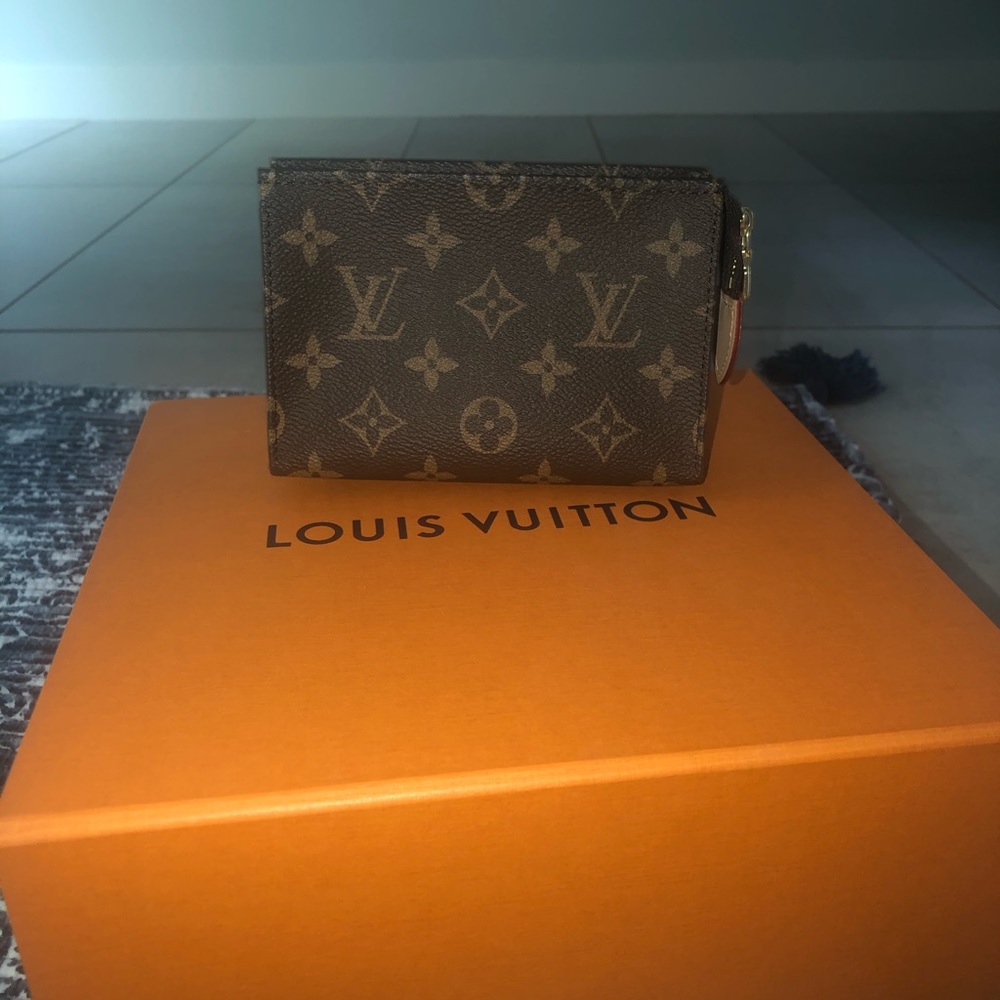 Louis Vuitton TOILETRY POUCH 15.